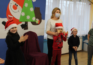Lena, Amelia, Jasiu, Fabian i p. Agnieszka podczas zabawy ze Św. Mikołajem